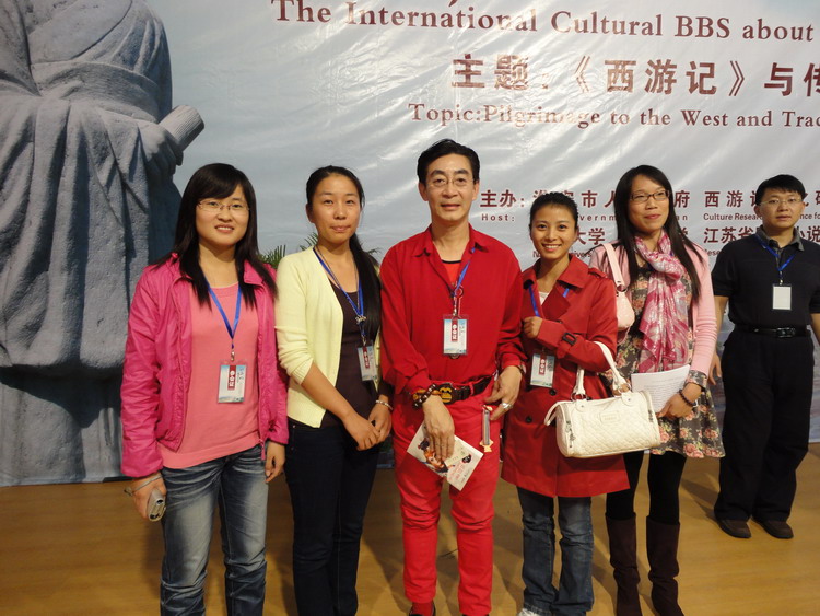 bat365官网研究生与六小龄童合影